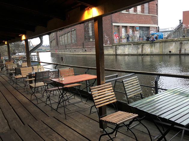 Von der Oberbaumbrücke in die Schlesische Strasse abgebogen, dann irgendwann links (vor dem Badeschiff)