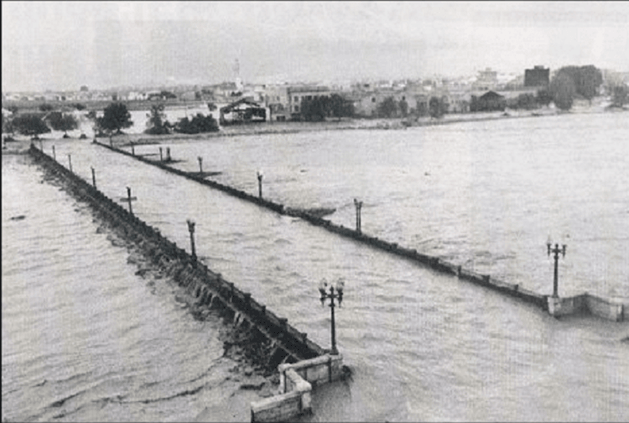 En 1957 tuvo lugar una de las riadas más terrible que se recuerda con centenares de muertos. Para evitar que se volviera a producir se tomó una drástica medida, desviar el río alejándolo unos kilómetros de la ciudad, es el llamado  Plan Sur.