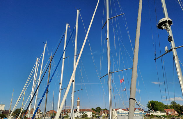 Welcher Reise Versicherer bietet eine günstige Charter Selbstbehalt Ausschluss Versicherung für den Yachtcharter an? Die HanseMerkur Reiseversicherung bietet Kautionsversicherung solo und als Charter Premium Rundumschutz Versicherung