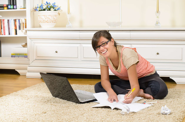 Person schreibt am Laptop
