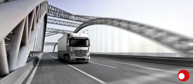 LKW auf einer Brücke. Interim Manager für Transport, Lager, Kontraktlogistik.