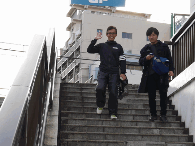 ブログ取材で街歩き中の一コマ。遠藤とともに歩く太田の胸には、少年サッカーチームの名前が入っている。