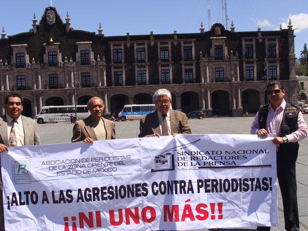 Periodistas de la APOEM y del SNRP se manifestaron en la Plaza de los Martires de la ciudad de Toluca, Edomex, para demandar alto a las agresiones contra periodistas.
