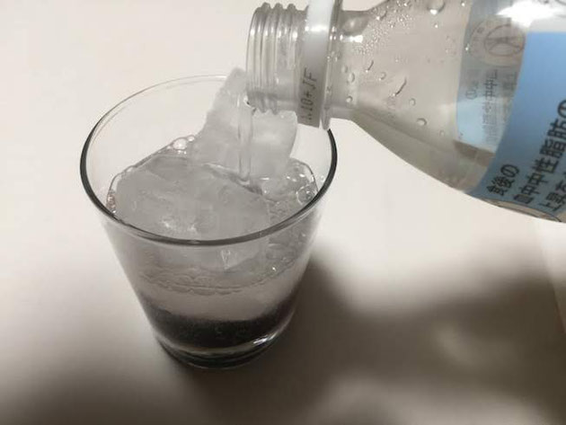 炭酸水を氷の上から入れる