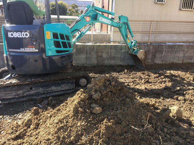 土工事 草や根 砕石混じりの土を 新しく綺麗な土に入れ替えました 18 4 名古屋の洋風外構 イングリッシュガーデンは柴垣グリーンテック株式会社