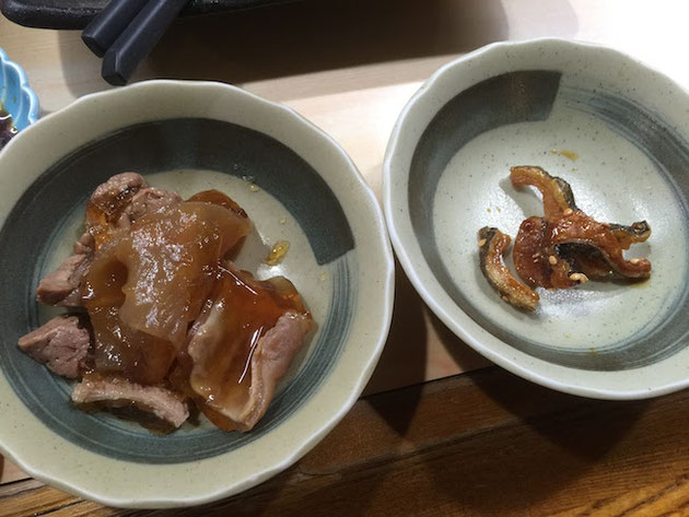 左のお皿はウツボのモツ煮。右はウツボのカリカリ。どちらも最高美味い！