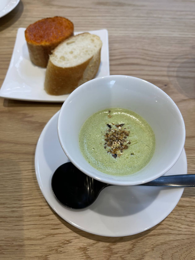 緑色のスープとトースト