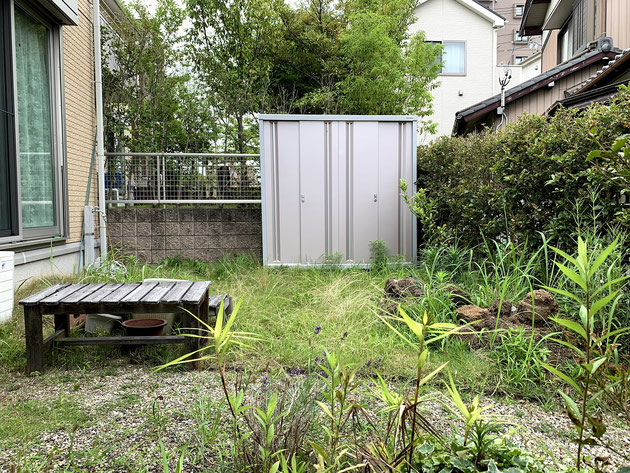 芝生と生け垣がありメンテナンスが大変だったお庭