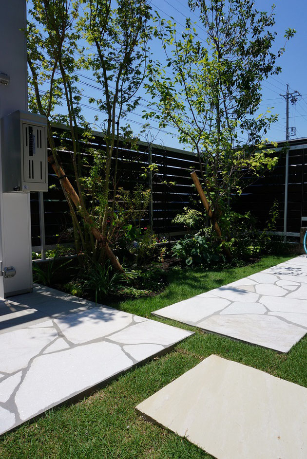 お庭空間は石貼りの面と芝生の面があり、見た目と使い勝手、そしてお手入れのバランスを考えています。