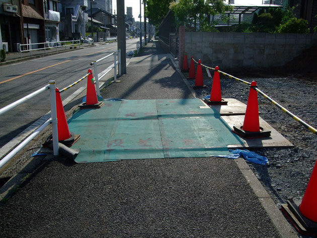 歩道に鉄板を敷きました！！