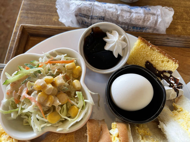 タマゴサンドの脇にあるサラダ、ゆで卵、コーヒーゼリー、カステラ