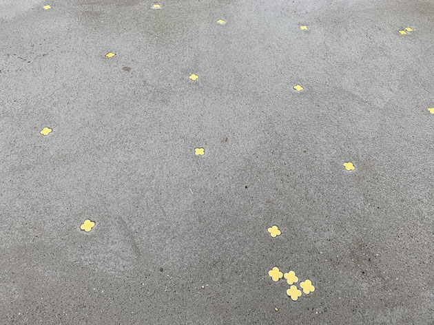 コンクリートの土間の中に埋め込んだレモン色のタイル