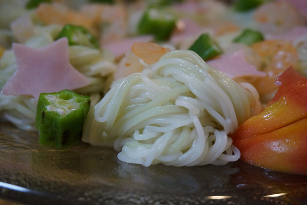 麺をよく見てみると、緑と白が混じっています！！これがサボテン冷麦だ！！！