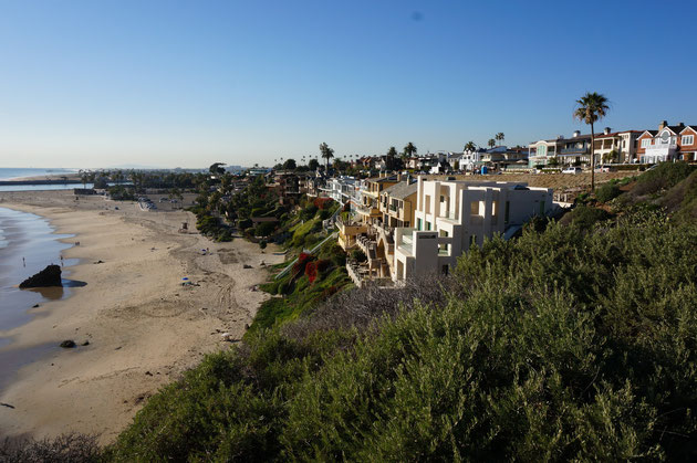 海沿いの町「コロナ・デルマー　Colona Del Mar」。素敵な外構・庭が競争するように作られている。