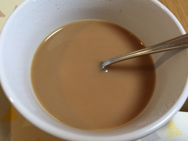 完全にコーヒー牛乳の色になったどんぐりコーヒー牛乳