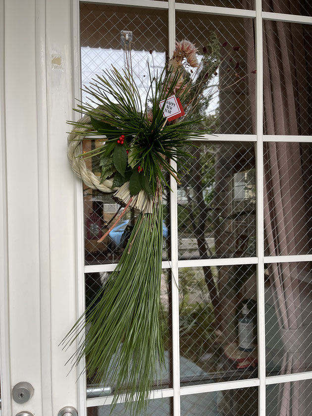 事務所の飾りつけもクリスマスからの新年モードへ。