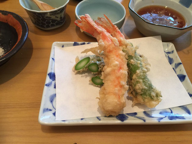 奥さんが頼んだ天ぷら定食。最初はエビとアスパラの天ぷらと紫蘇巻きしてある魚。