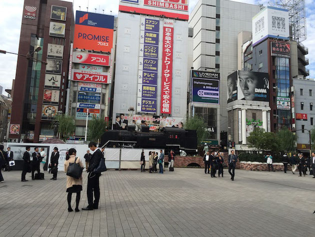 東京の新橋駅前の広場。SLが居る広場。ここはよくテレビなんかでサラリーマンにインタビューする所ですね。