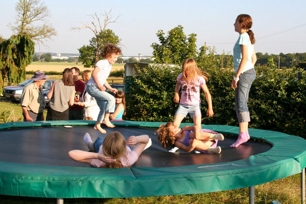 庭にあったトランポリンで遊ぶ子供達。トランポリンは本当に難しい。