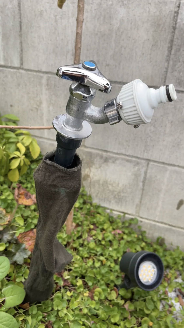 一つ目の靴下を被せる