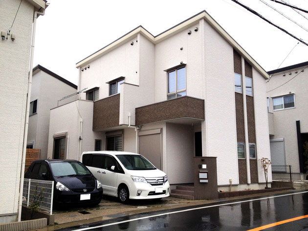 Before  玄関から直ぐに道路が。ここの道路は結構車が通ります。確かにお子様の飛び出しは心配になります。