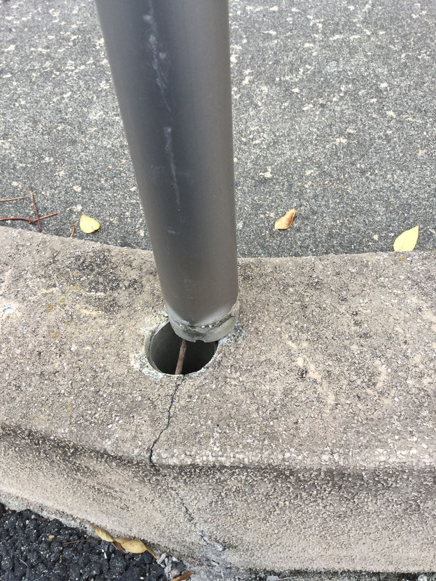 手すりの柱が、根元で折れてしまったので直したいとの連絡が!!