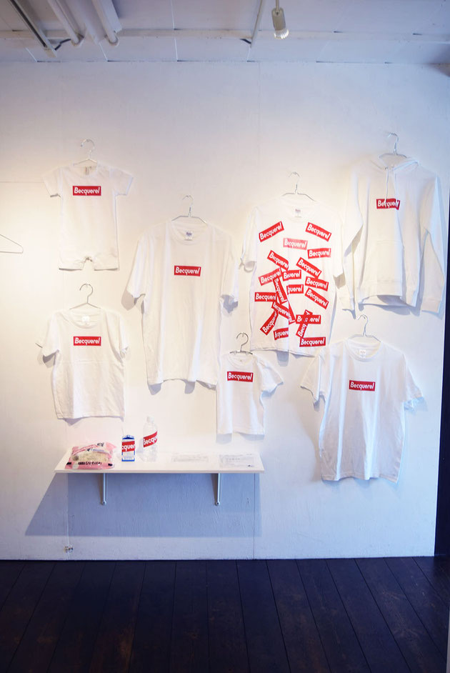 レッテル labels 2018 インスタレーション 衣類、福島産食品(米、牛乳、水)、放射能検査票、ステッカー