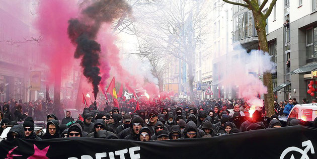 Autonom demo i Hamburg til forsvar for det sociale kulturcenter 'Rote Flora' d. 21. april 2016