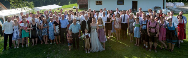 Ein bunt gemischter Haufen mit Familie und Freunden