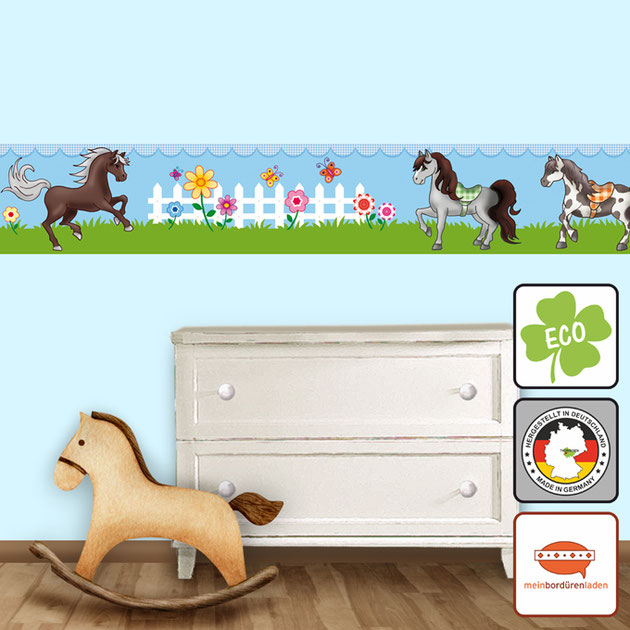 umweltfreundliche Kinderbordüre mit niedlichen Ponys, Gartenzaun, Blumen und Schmetterlingen in den Farben gelb und bunt