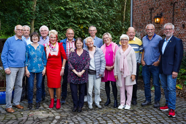 Treue Vereinsmitglieder zu ehren macht dem ATSC-Vorsitzenden Abbes (r) immer Spaß: Diesmal "traf" es die ATSC'ler Bartels, Henke, Eichardt, Büsing, Seroka, Roßband, Logemann, Peiser, Bernd und Bärbel Lange, Arbatschaft, Papendick, Carstens. Fotos: P.Hehn 