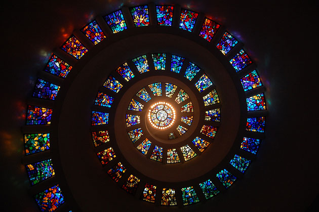 Spiralförmige Mosaikfenster nach oben