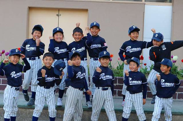 Ｂチーム（4、3年生）が遠征から帰ってきました。　21-5で試合に勝ったようで、上機嫌でした。　4年生キャプテンがチームをひっぱり、3年生が4打数4安打！　大会2勝目！　みんなよく頑張ったね！！