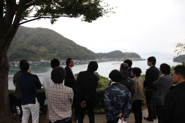 舟の収納庫の上に住居を構えた家々が並ぶ内湾は、伊根町だけにみられる独特の景観。初めて現地を訪れたゲストも思わず目を奪われる