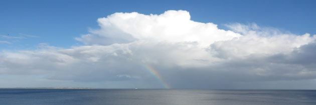 Rita Prinzen_Freiburg-Haid_Regenbogen und Wolken überm Meer