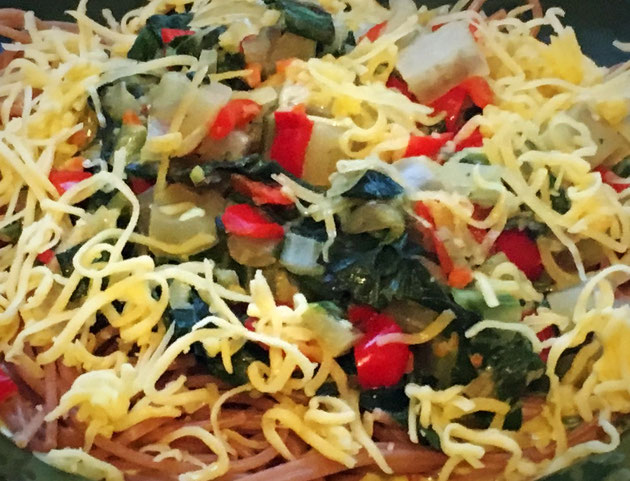 Vollkornspaghetti, Mangold, Paprika, Tomate, Zweibel und Käse