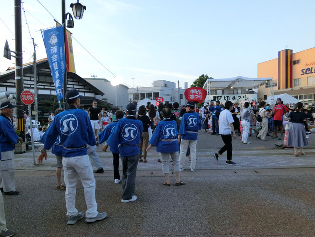 正面ステージまで、あと少しのところで踊りパレードは終了。ウ～ン残念ッ！