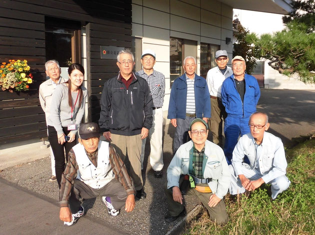 最後に先生の会社前で記念撮影。前列の右から2番目が立花武志先生です。「先生、お世話になりましたーッ！」