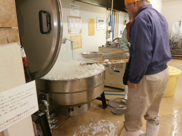 業務用の圧力鍋で大豆を煮ます