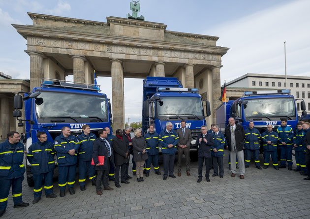 Bundesinnenminister Thomas de Maizière bei der Fahrzeugübergabe an das THW vor dem Brandenburger Tor