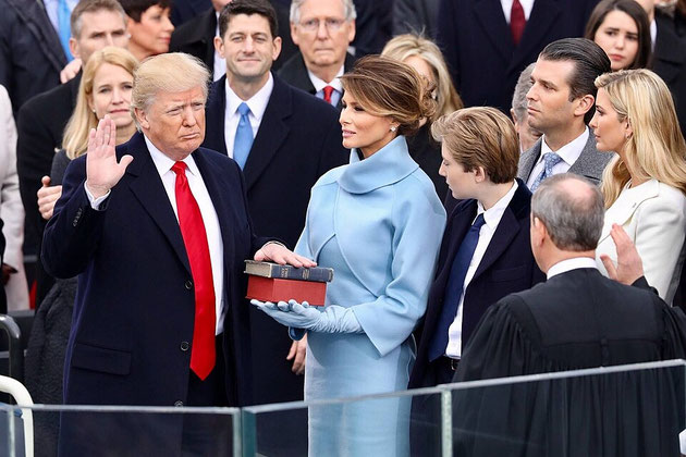 ドナルド・トランプ大統領は2017年1月20日、ワシントンD.C.の米国議会議事堂で宣誓を行いました。（写真：米国連邦政府の著作物であるため、パブリックドメイン）