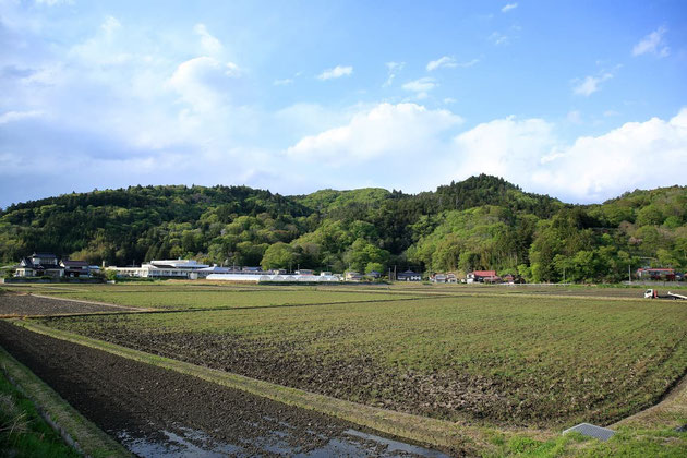東山町松川地内「卯入道」と「卯入道平」の風景。 手前が卯入道、奥(山間部)が卯入道平。
