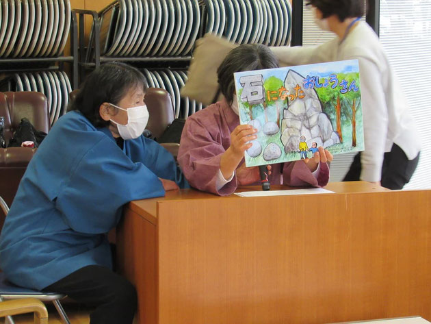 紙芝居を活用した「語り」の様子