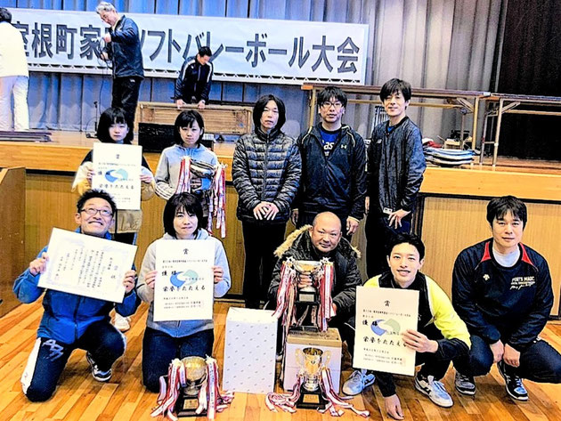 一関市室根　折壁自治会　「室根町家庭ソフトバレーボール大会」で優勝した際の記念写真(令和元年)