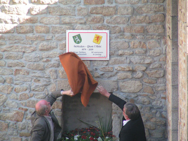 Enthüllung der Erinnerungstafel in Pont-L´Abbé im Mai 2009 durch die damaligen Bügermeister Ralf Hergarten von Schleiden und Daniel Couic von Pont-L´Abbé