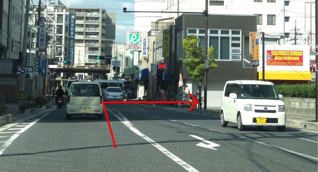 国道２４号線を南側から走ってくると、ドコモショップがある交差点（柳町）があります。その交差点を過ぎて８０メートルほど進むと右側に小さな脇道があり、黄色いひさしのお店が見えます。その脇道へ右折して下さい（角にある駐車場には停めないで下さい）。