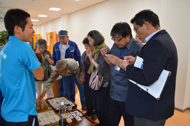 中嶌くんのしぼったしょうゆ、井口さんのピクルスの試食、道志手帖、鹿の革など展示しました。