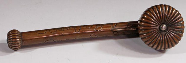 Yatate Hishaku Gata, decoración crisantemo y motivos vegetales labrados. Suaka, cobre refinado. Periodo Edo. Colección Artenihonto.