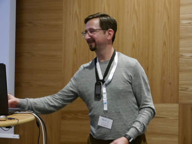 DeafIT Links: Matthias Stommel mit Blockchain - Rechts: Nepomuk Seiler mit „master branch“ und „continuous deployment“
