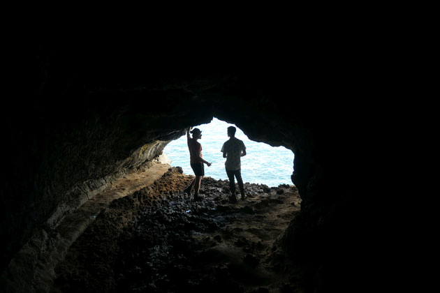 Timo und Bruno vor dem steilen Abgrund des Höhlenfensters